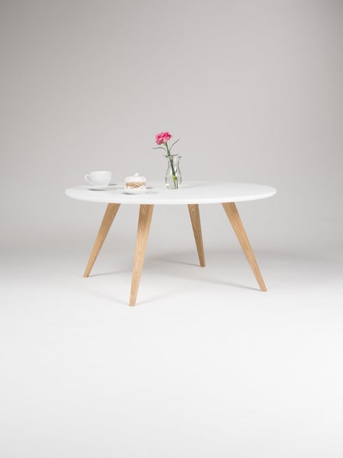 FINN 4 - White round coffee table, with solid oak legs | Tables by Mo Woodwork | Stalowa Wola in Stalowa Wola