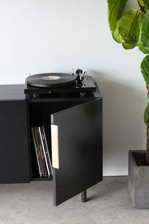 Wall-mounted credenza | Storage by Komolab