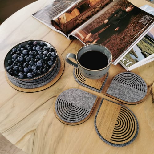 Wood and gray felt coasters "Disco". Set of 4 | Tableware by DecoMundo Home
