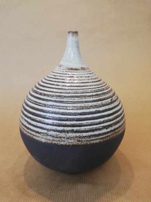 Onion vase | Sculptures by Black Rose Ceramics