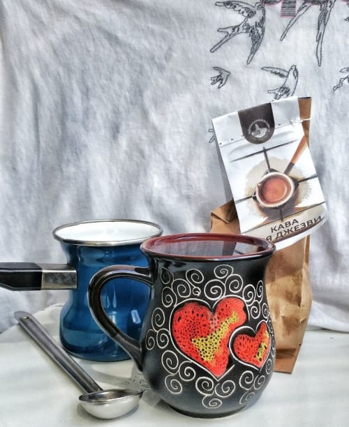 Pottery coffee mug with "Black Hearts" ornament 9.5 fl oz | Cups by Cupscho | Private Residence in Kharkiv