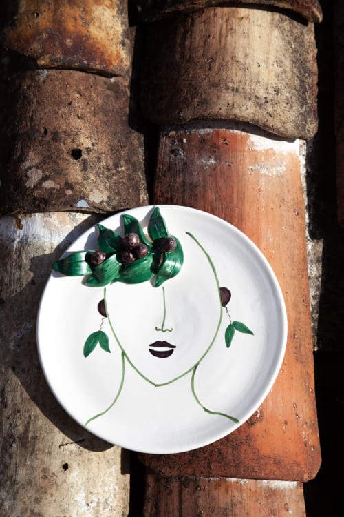 Oliva plate with reliefs | Dinnerware by Patrizia Italiano