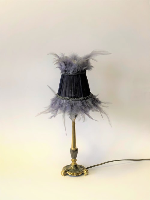 Table lamp with blue feathers | Lamps by Lumivivum