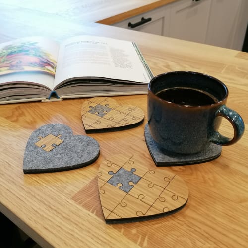 Wood and gray felt coasters "Hearts". Set of 2 or 4 | Tableware by DecoMundo Home