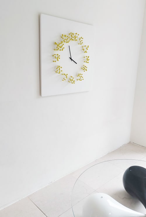 "Mocap WHITE / YELLOW"  illusionistic wall clock | Decorative Objects by JAN PAUL