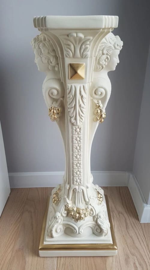 Column with sculptured Faces all hand made in Europe art | Furniture by ultimate European