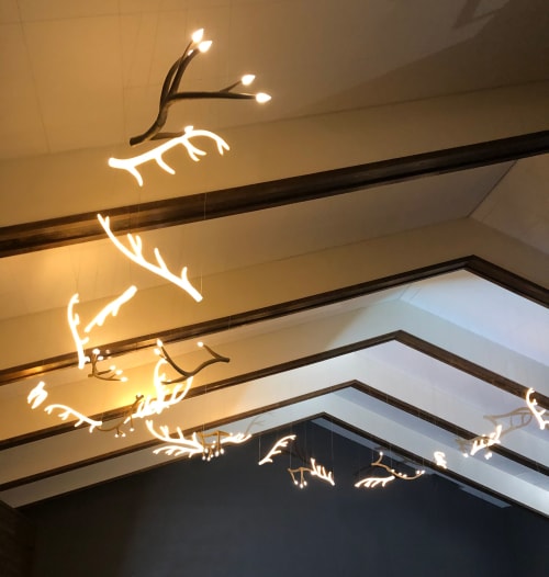 Antler chandelier at the Club Med Val d'Isère | Pendants by Beau&Bien | Club Med Val d'Isère in Val-d'Isère