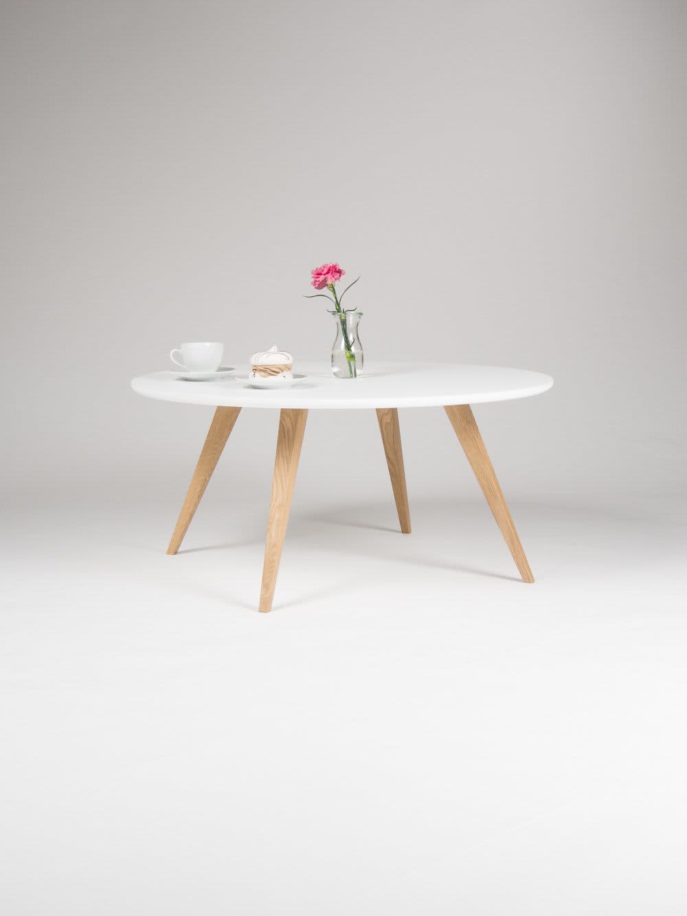 White round coffee table, with solid oak legs, scandinavian by Mo
