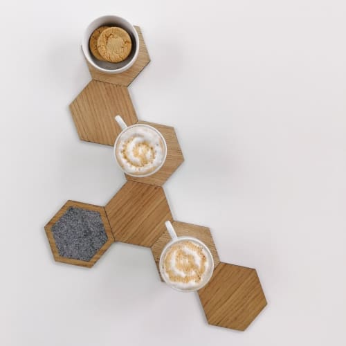 Honeycomb shape wooden coasters with magnets. Set of 7 | Tableware by DecoMundo Home. Item composed of oak wood and fabric in contemporary or industrial style