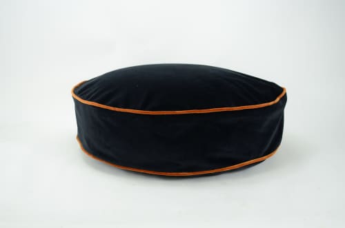 Round black velvet online pillow