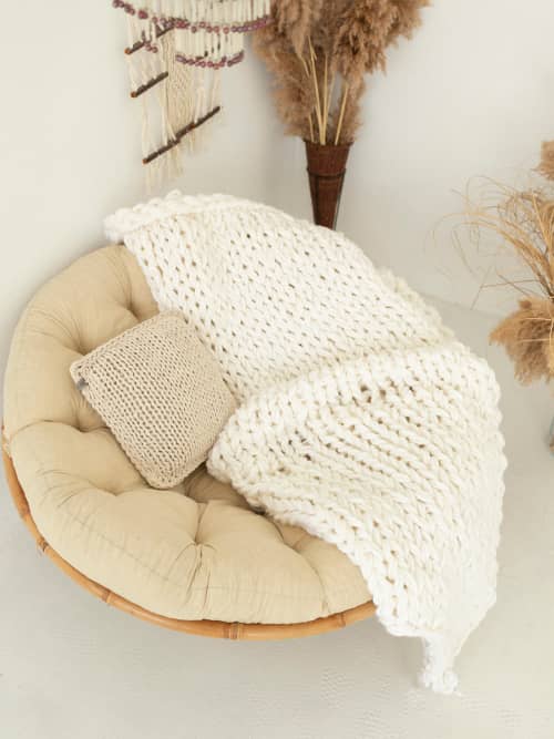 Chunky knit blanket white | Linens & Bedding by Anzy Home. Item composed of fiber