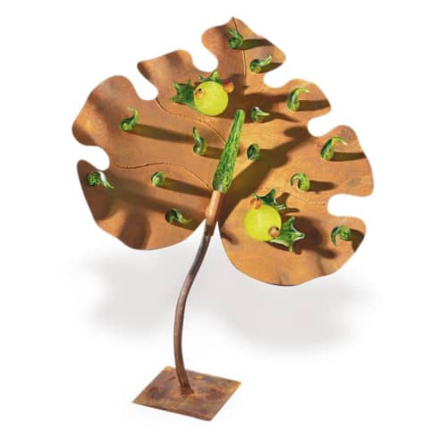 LEAF WITH FROGS | Sculptures by Oggetti Designs. Item composed of glass