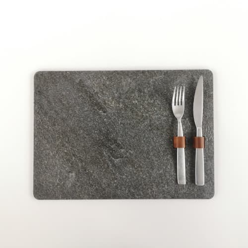 Luxurious placemat for dinning table (glossy gray), 1 pc. | Tableware by DecoMundo Home. Item made of fabric with stone works with minimalism & country & farmhouse style