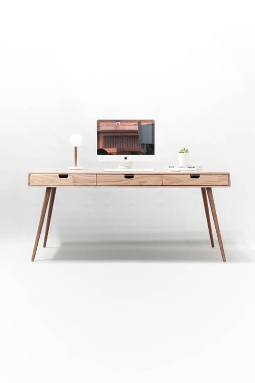Desk in Walnut/Oak Wood | Tables by Manuel Barrera Habitables. Item composed of oak wood