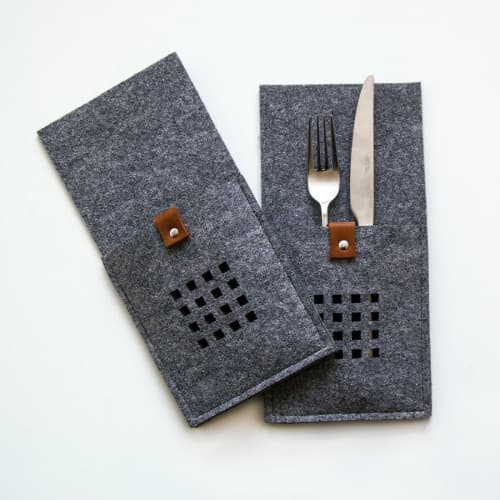 Grey felt Cutlery holders pockets "Little Squares" Set of 2 | Utensils by DecoMundo Home. Item composed of fabric & leather compatible with minimalism and country & farmhouse style