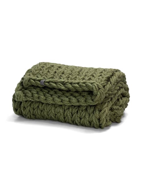 Chunky knit blanket green | Linens & Bedding by Anzy Home. Item made of fiber