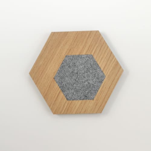 Geometric haxagon shape wood and felt teapot mat "Honeycomb" | Serveware by DecoMundo Home. Item composed of oak wood in minimalism or country & farmhouse style
