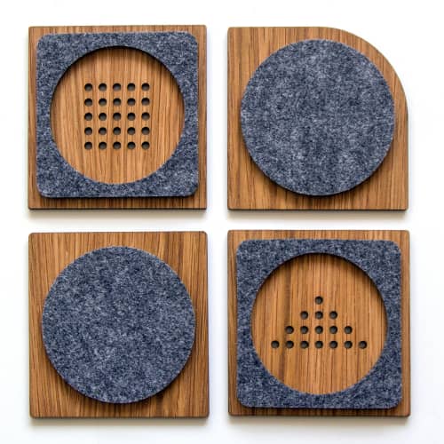 Oakwood and grey felt geometric coasters. Set of 4 | Tableware by DecoMundo Home. Item made of oak wood works with minimalism & contemporary style
