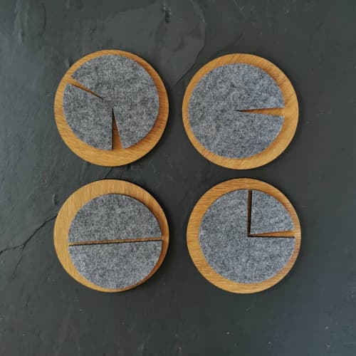 Drink coasters "Pacman" of wood and felt. Set of 4 or 4+1 | Tableware by DecoMundo Home. Item made of oak wood with fabric works with minimalism & modern style