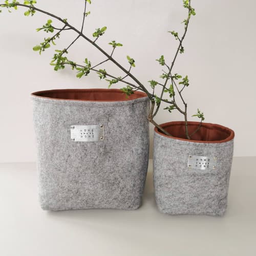 Felt storage basket, planter "Home sweet home", 1 pc. | Storage by DecoMundo Home. Item made of fabric & aluminum compatible with minimalism and modern style