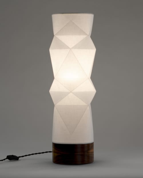 Tōtemu Table Lamp / Round Base | Pendants by La Loupe