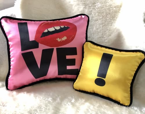 Moi, Handmade throw pillows and blankets