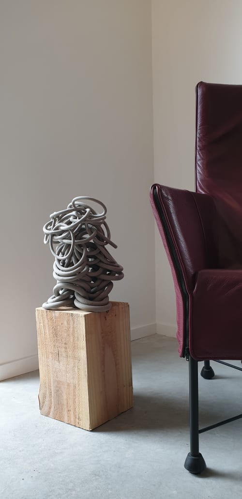Rhythm stoney grey | Sculptures by Cecil Kemperink. Item made of ceramic