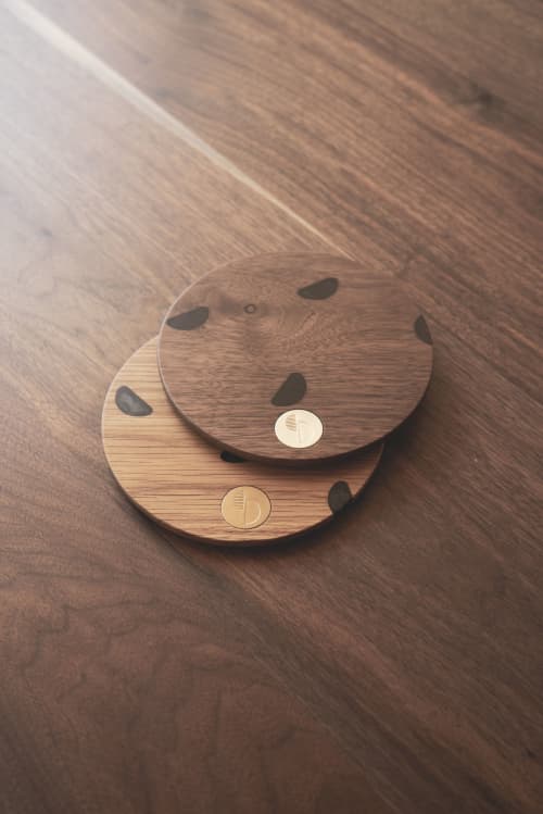 HACHIGRAM Plate Small | Dinnerware by HACHI COLLECTIONS. Item made of oak wood