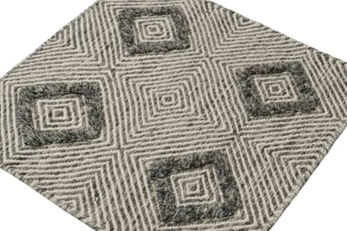 Rug & Kilim’s Contemporary Scatter Rug with White and Gray | Area Rug in Rugs by Rug and Kilim. Item made of wool