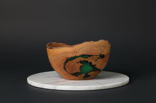 Massive Thuja Wood Bowl with Emerald Resin | Decorative Bowl in Decorative Objects by Holzkunst Samuel Meisinger. Item composed of wood in art deco style