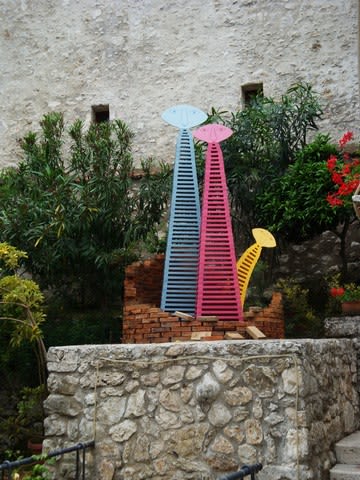 Was Our Sacrifice Worth It | Sculptures by Dave Fowell | La Locanda del Castello in Roccasecca. Item composed of wood