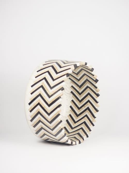 ZigZag - bianco nero | Planter in Vases & Vessels by gumdesign. Item made of marble compatible with modern style