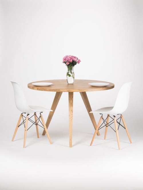 Round dining table, made of solid oak wood | Tables by Mo Woodwork. Item made of oak wood compatible with minimalism and mid century modern style