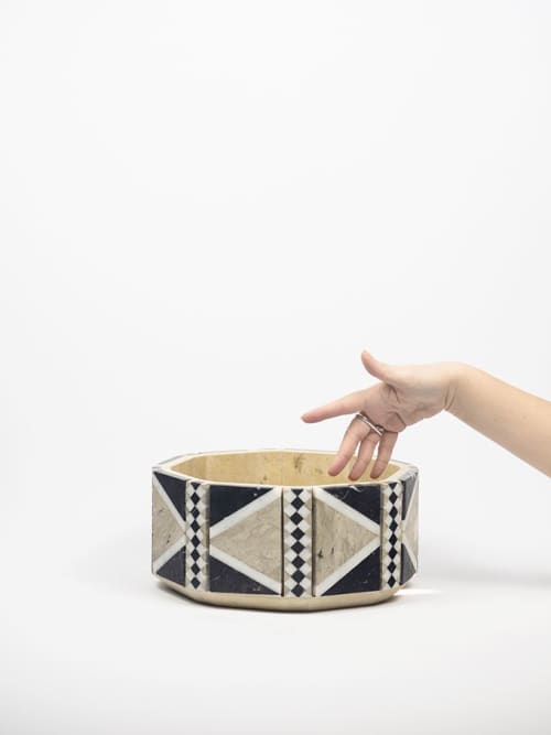 Triangoli - bianco nero | Decorative Bowl in Decorative Objects by gumdesign. Item composed of marble in modern style