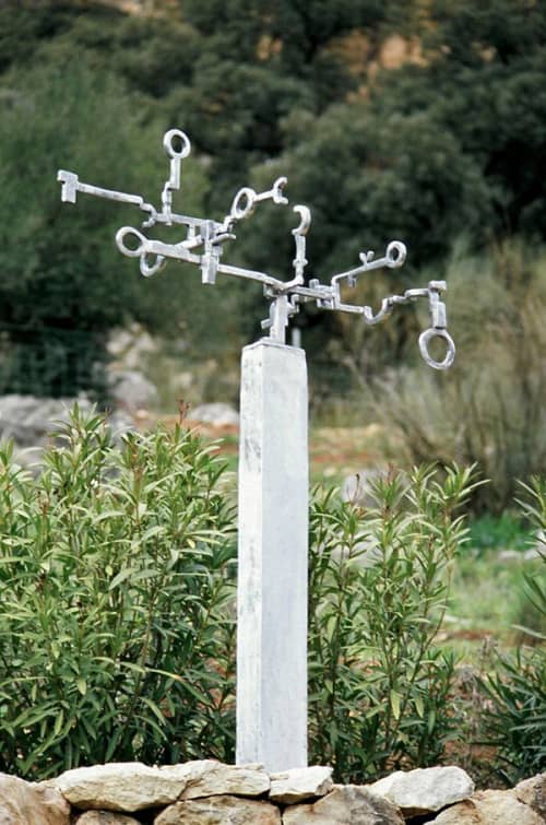 Homenaje a Chillida | Public Sculptures by David Marshall. Item made of aluminum