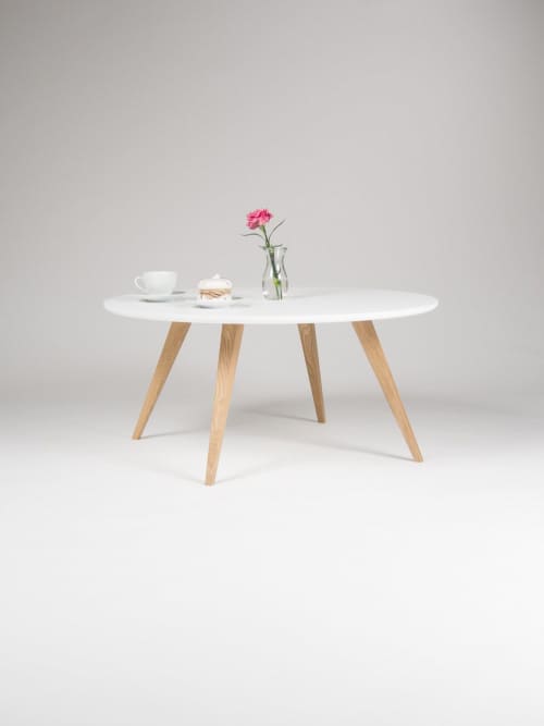 White round coffee table, with solid oak legs, scandinavian | Tables by Mo Woodwork | Stalowa Wola in Stalowa Wola. Item made of oak wood works with minimalism & mid century modern style