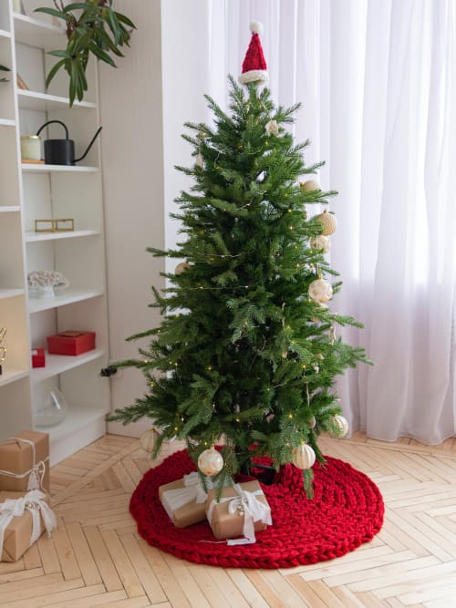 Red knitted Christmas tree skirt | Small Rug in Rugs by Anzy Home. Item made of fabric