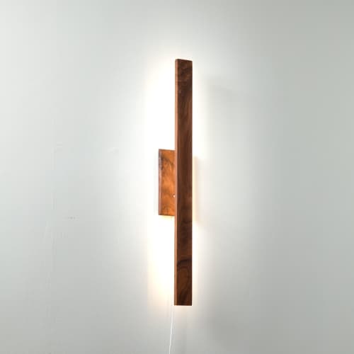 "Lume" Hardwood Wall Sconce Light | Sconces by THE IRON ROOTS DESIGNS. Item made of maple wood & brass compatible with minimalism and mid century modern style