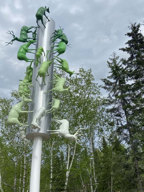 Battre le sentier | Public Sculptures by COOKE-SASSEVILLE | Zoo Sauvage de Saint-Felicien in Saint-Félicien. Item composed of steel