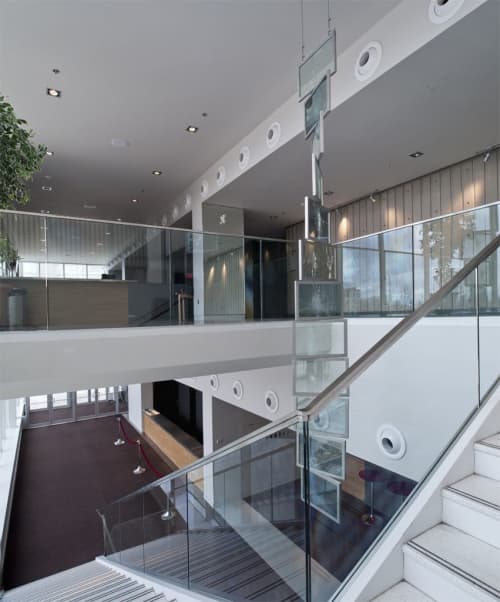 Succomber à l’impact | Sculptures by Eric Sauvé | Théâtre Desjardins in Montréal. Item made of glass