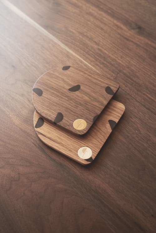 HACHIGRAM Plate Medium | Dinnerware by HACHI COLLECTIONS. Item made of oak wood