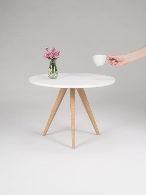 White round coffee table, with solid oak legs, scandinavian | Tables by Mo Woodwork | Stalowa Wola in Stalowa Wola. Item composed of oak wood in minimalism or mid century modern style