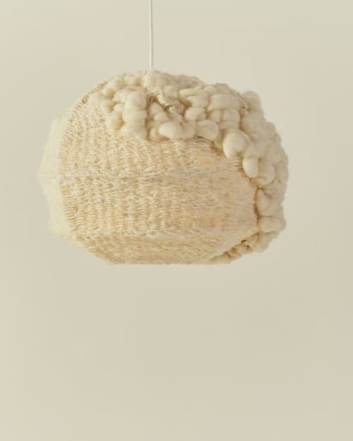 Luminaria escultórica Origen | Pendants by Trama by Ana Grajales. Item composed of wool in boho or minimalism style