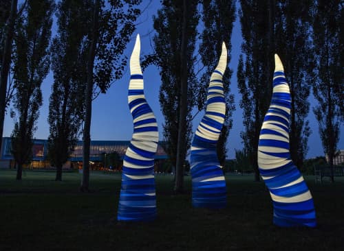 Troika | Public Sculptures by Aurora Robson | New York in New York. Item composed of synthetic