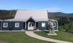 These Hands | Public Sculptures by Mike Van Dam Art | Ivanhoe Wines Cellar Door in Pokolbin. Item composed of steel